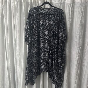 Brandy Melville Navy and White Floral Kimono